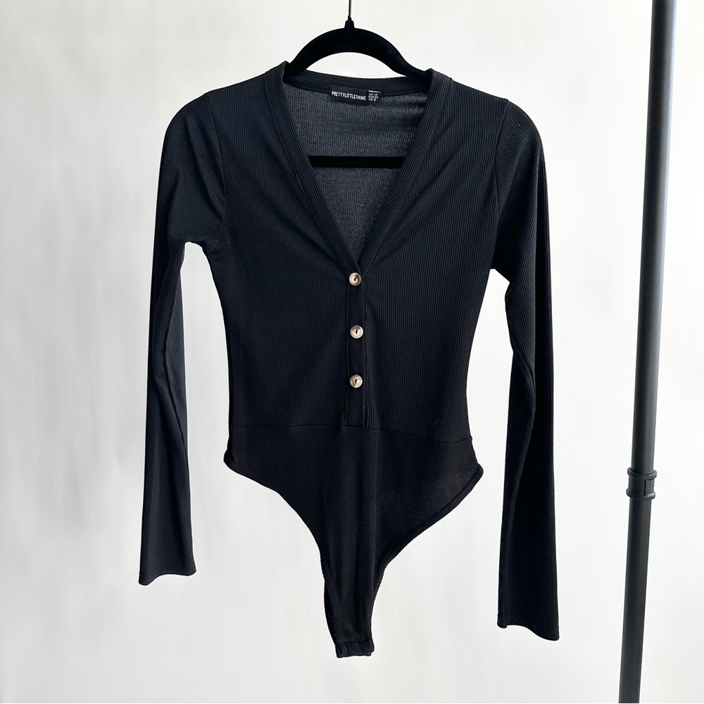 PrettyLittleThing Ribbed Button V-Neck Bodysuit